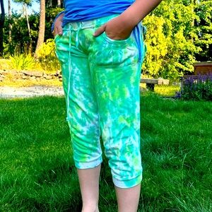 green splatter capris 💚
